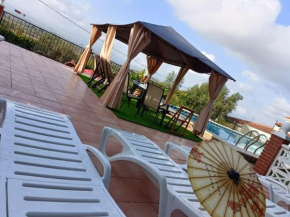 Bedroom with private bathroom in quiet country house 80m2 large swimming pool music town Lliria The garden and swimmingpool and living room and kitchen are shared